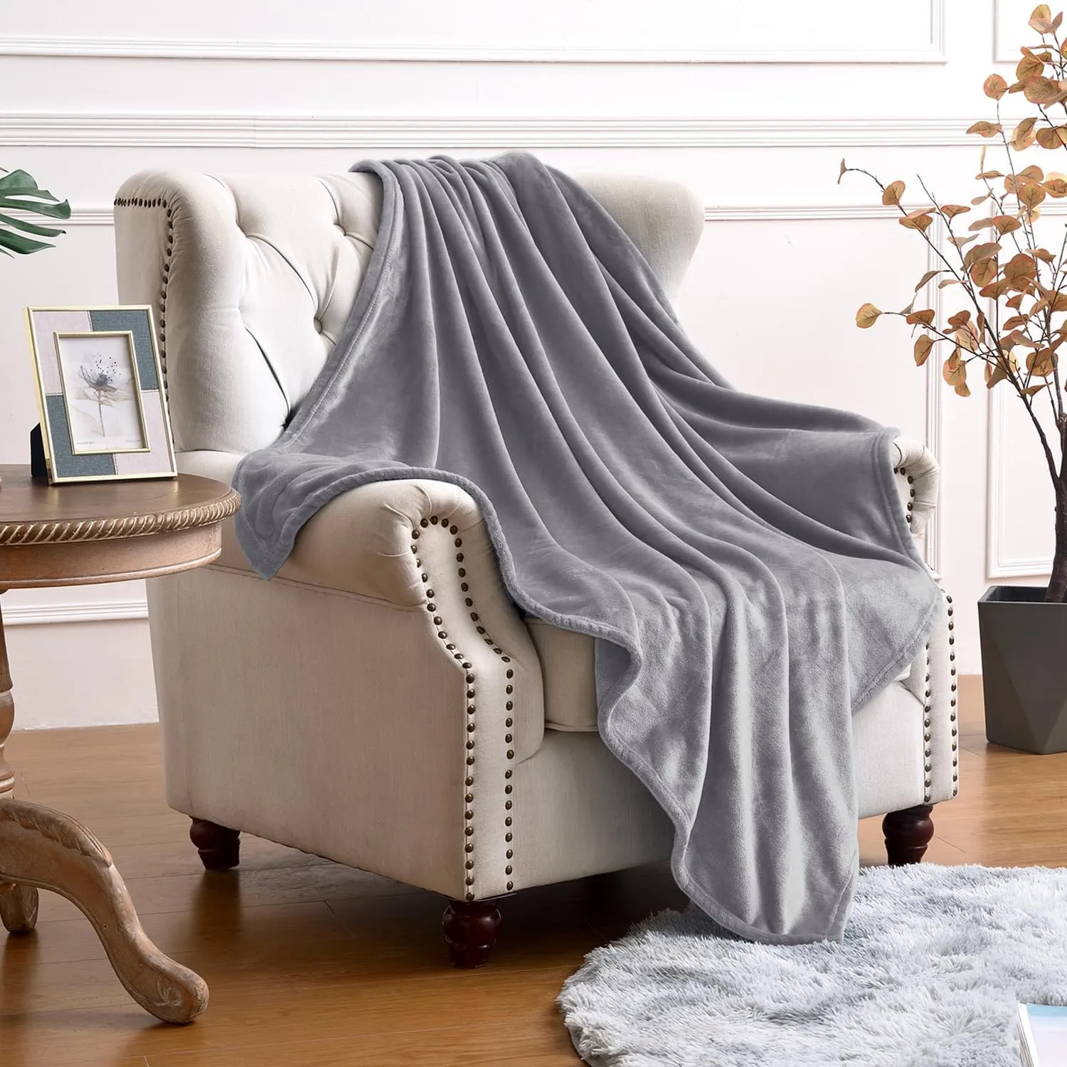 SOCHOW Flannel Fleece Throw Blanket, 340 GSM All Season Super Soft Cozy Blanket for Bed, Sofa or Couch, Grey, 50x70 inches
